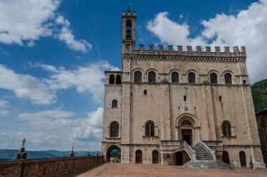 Gotik tarzı Palazzo dei Consoli, şehrin ihtişamını ve gücünü göstermek isteyen şehir yönetimi tarafından 14. yüzyılda inşa edildi. 1901 'den beri şehir müzesine ev sahipliği yapıyor..