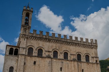 Gotik tarzı Palazzo dei Consoli, şehrin ihtişamını ve gücünü göstermek isteyen şehir yönetimi tarafından 14. yüzyılda inşa edildi. 1901 'den beri şehir müzesine ev sahipliği yapıyor..