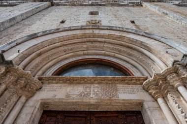 Gotik tarzı Palazzo dei Consoli, şehrin ihtişamını ve gücünü göstermek isteyen şehir yönetimi tarafından 14. yüzyılda inşa edildi. 1901 'den beri şehir müzesine ev sahipliği yapıyor..
