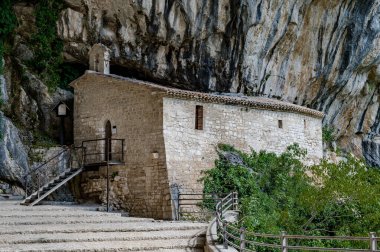 Santa Maria Infra Saxa 'nın Hermitage' ı, 1029 'dan beri Monte Ginguno yakınlarındaki Manastır Sanctae Mariae Bucca sassorum' da yaşayan rahibelerin evi..