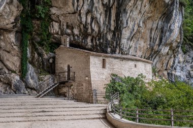 Santa Maria Infra Saxa 'nın Hermitage' ı, 1029 'dan beri Monte Ginguno yakınlarındaki Manastır Sanctae Mariae Bucca sassorum' da yaşayan rahibelerin evi..