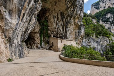 Santa Maria Infra Saxa 'nın Hermitage' ı, 1029 'dan beri Monte Ginguno yakınlarındaki Manastır Sanctae Mariae Bucca sassorum' da yaşayan rahibelerin evi..