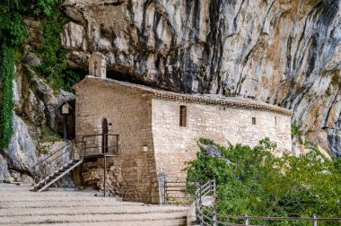 Santa Maria Infra Saxa 'nın Hermitage' ı, 1029 'dan beri Monte Ginguno yakınlarındaki Manastır Sanctae Mariae Bucca sassorum' da yaşayan rahibelerin evi..