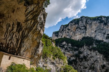 Santa Maria Infra Saxa 'nın Hermitage' ı, 1029 'dan beri Monte Ginguno yakınlarındaki Manastır Sanctae Mariae Bucca sassorum' da yaşayan rahibelerin evi..