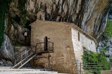 Santa Maria Infra Saxa 'nın Hermitage' ı, 1029 'dan beri Monte Ginguno yakınlarındaki Manastır Sanctae Mariae Bucca sassorum' da yaşayan rahibelerin evi..