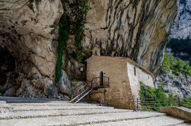 Santa Maria Infra Saxa 'nın Hermitage' ı, 1029 'dan beri Monte Ginguno yakınlarındaki Manastır Sanctae Mariae Bucca sassorum' da yaşayan rahibelerin evi..