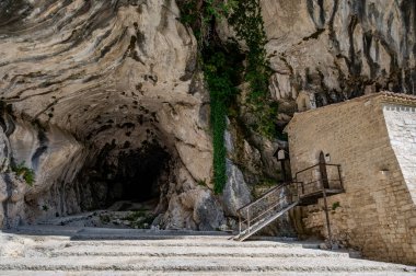 Santa Maria Infra Saxa 'nın Hermitage' ı, 1029 'dan beri Monte Ginguno yakınlarındaki Manastır Sanctae Mariae Bucca sassorum' da yaşayan rahibelerin evi..