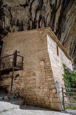 Santa Maria Infra Saxa 'nın Hermitage' ı, 1029 'dan beri Monte Ginguno yakınlarındaki Manastır Sanctae Mariae Bucca sassorum' da yaşayan rahibelerin evi..