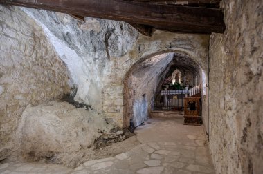 Santa Maria Infra Saxa 'nın Hermitage' ı, 1029 'dan beri Monte Ginguno yakınlarındaki Manastır Sanctae Mariae Bucca sassorum' da yaşayan rahibelerin evi..