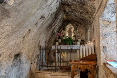 Santa Maria Infra Saxa 'nın Hermitage' ı, 1029 'dan beri Monte Ginguno yakınlarındaki Manastır Sanctae Mariae Bucca sassorum' da yaşayan rahibelerin evi..