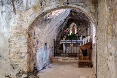 Santa Maria Infra Saxa 'nın Hermitage' ı, 1029 'dan beri Monte Ginguno yakınlarındaki Manastır Sanctae Mariae Bucca sassorum' da yaşayan rahibelerin evi..