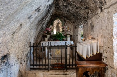 Santa Maria Infra Saxa 'nın Hermitage' ı, 1029 'dan beri Monte Ginguno yakınlarındaki Manastır Sanctae Mariae Bucca sassorum' da yaşayan rahibelerin evi..