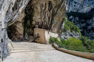 Santa Maria Infra Saxa 'nın Hermitage' ı, 1029 'dan beri Monte Ginguno yakınlarındaki Manastır Sanctae Mariae Bucca sassorum' da yaşayan rahibelerin evi..