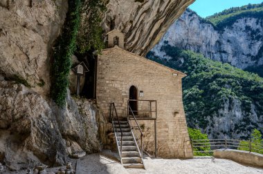 Santa Maria Infra Saxa 'nın Hermitage' ı, 1029 'dan beri Monte Ginguno yakınlarındaki Manastır Sanctae Mariae Bucca sassorum' da yaşayan rahibelerin evi..
