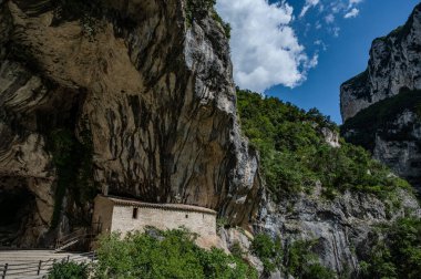 Santa Maria Infra Saxa 'nın Hermitage' ı, 1029 'dan beri Monte Ginguno yakınlarındaki Manastır Sanctae Mariae Bucca sassorum' da yaşayan rahibelerin evi..
