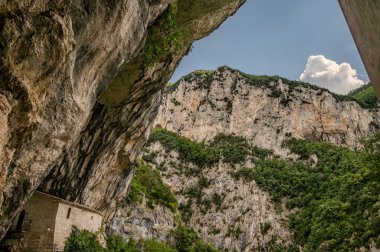 Santa Maria Infra Saxa 'nın Hermitage' ı, 1029 'dan beri Monte Ginguno yakınlarındaki Manastır Sanctae Mariae Bucca sassorum' da yaşayan rahibelerin evi..