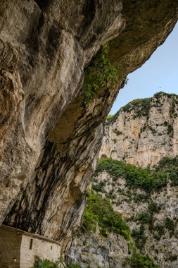 Santa Maria Infra Saxa 'nın Hermitage' ı, 1029 'dan beri Monte Ginguno yakınlarındaki Manastır Sanctae Mariae Bucca sassorum' da yaşayan rahibelerin evi..