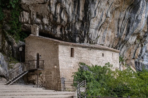 Santa Maria Infra Saxa 'nın Hermitage' ı, 1029 'dan beri Monte Ginguno yakınlarındaki Manastır Sanctae Mariae Bucca sassorum' da yaşayan rahibelerin evi..