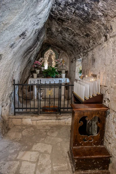 Santa Maria Infra Saxa 'nın Hermitage' ı, 1029 'dan beri Monte Ginguno yakınlarındaki Manastır Sanctae Mariae Bucca sassorum' da yaşayan rahibelerin evi..