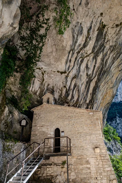 Santa Maria Infra Saxa 'nın Hermitage' ı, 1029 'dan beri Monte Ginguno yakınlarındaki Manastır Sanctae Mariae Bucca sassorum' da yaşayan rahibelerin evi..