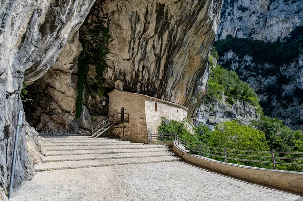 Santa Maria Infra Saxa 'nın Hermitage' ı, 1029 'dan beri Monte Ginguno yakınlarındaki Manastır Sanctae Mariae Bucca sassorum' da yaşayan rahibelerin evi..