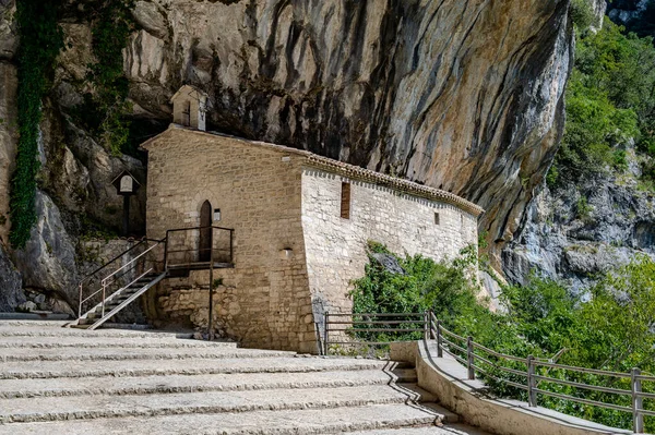 Santa Maria Infra Saxa 'nın Hermitage' ı, 1029 'dan beri Monte Ginguno yakınlarındaki Manastır Sanctae Mariae Bucca sassorum' da yaşayan rahibelerin evi..