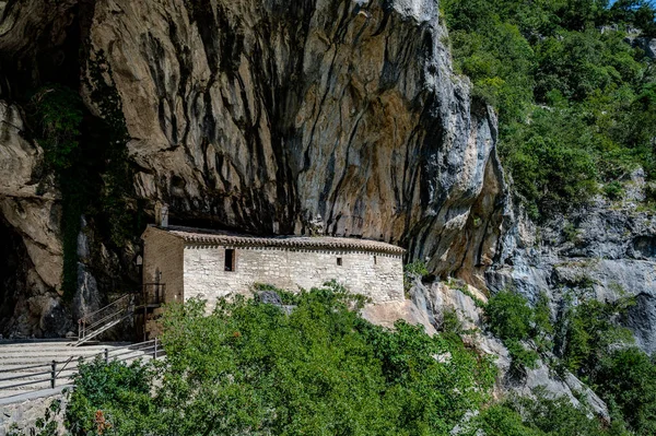 Santa Maria Infra Saxa 'nın Hermitage' ı, 1029 'dan beri Monte Ginguno yakınlarındaki Manastır Sanctae Mariae Bucca sassorum' da yaşayan rahibelerin evi..