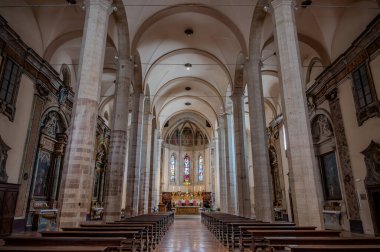San Francesco Kilisesi, Gubbio 'da 13. yüzyılın ikinci yarısında inşa edilmiş dini bir binadır. Dış dünya Gotik maymununu muhafaza ediyor ve çan kulesi onun yanında duruyor..