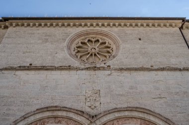 San Francesco Kilisesi, Gubbio 'da 13. yüzyılın ikinci yarısında inşa edilmiş dini bir binadır. Dış dünya Gotik maymununu muhafaza ediyor ve çan kulesi onun yanında duruyor..