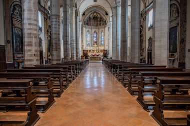 San Francesco Kilisesi, Gubbio 'da 13. yüzyılın ikinci yarısında inşa edilmiş dini bir binadır. Dış dünya Gotik maymununu muhafaza ediyor ve çan kulesi onun yanında duruyor..