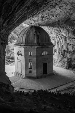 Valadier Tapınağı, mimar Giuseppe Valadier tarafından tasarlanan Papa XII. Leo 'nun emriyle 1828 yılında devasa bir mağaranın yanına inşa edilmiştir..