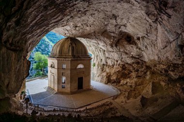 Valadier Tapınağı, mimar Giuseppe Valadier tarafından tasarlanan Papa XII. Leo 'nun emriyle 1828 yılında devasa bir mağaranın yanına inşa edilmiştir..