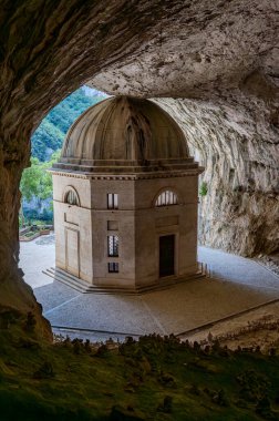 Valadier Tapınağı, mimar Giuseppe Valadier tarafından tasarlanan Papa XII. Leo 'nun emriyle 1828 yılında devasa bir mağaranın yanına inşa edilmiştir..