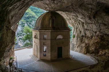 Valadier Tapınağı, mimar Giuseppe Valadier tarafından tasarlanan Papa XII. Leo 'nun emriyle 1828 yılında devasa bir mağaranın yanına inşa edilmiştir..