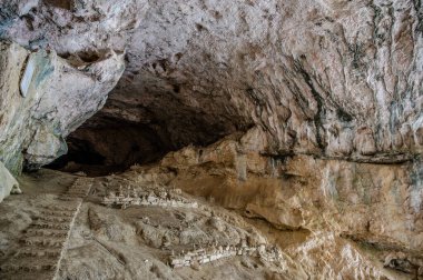 Valadier Tapınağı, mimar Giuseppe Valadier tarafından tasarlanan Papa XII. Leo 'nun emriyle 1828 yılında devasa bir mağaranın yanına inşa edilmiştir..