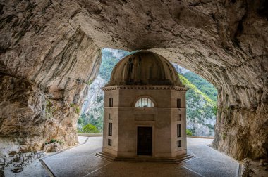 Valadier Tapınağı, mimar Giuseppe Valadier tarafından tasarlanan Papa XII. Leo 'nun emriyle 1828 yılında devasa bir mağaranın yanına inşa edilmiştir..