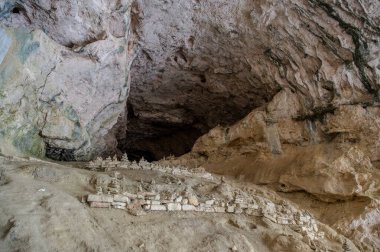Valadier Tapınağı, mimar Giuseppe Valadier tarafından tasarlanan Papa XII. Leo 'nun emriyle 1828 yılında devasa bir mağaranın yanına inşa edilmiştir..