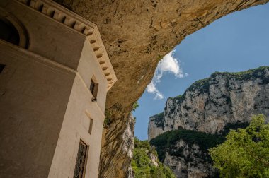 Valadier Tapınağı, mimar Giuseppe Valadier tarafından tasarlanan Papa XII. Leo 'nun emriyle 1828 yılında devasa bir mağaranın yanına inşa edilmiştir..