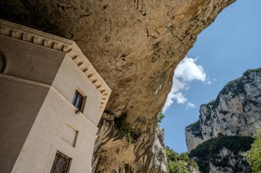 Valadier Tapınağı, mimar Giuseppe Valadier tarafından tasarlanan Papa XII. Leo 'nun emriyle 1828 yılında devasa bir mağaranın yanına inşa edilmiştir..