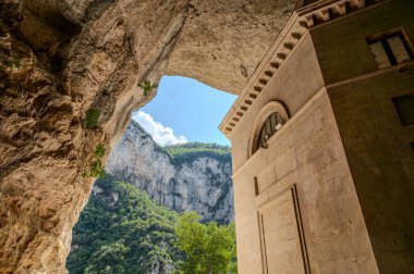 Valadier Tapınağı, mimar Giuseppe Valadier tarafından tasarlanan Papa XII. Leo 'nun emriyle 1828 yılında devasa bir mağaranın yanına inşa edilmiştir..