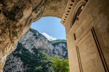 Valadier Tapınağı, mimar Giuseppe Valadier tarafından tasarlanan Papa XII. Leo 'nun emriyle 1828 yılında devasa bir mağaranın yanına inşa edilmiştir..