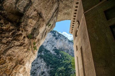 Valadier Tapınağı, mimar Giuseppe Valadier tarafından tasarlanan Papa XII. Leo 'nun emriyle 1828 yılında devasa bir mağaranın yanına inşa edilmiştir..