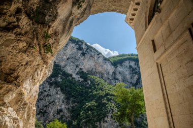 Valadier Tapınağı, mimar Giuseppe Valadier tarafından tasarlanan Papa XII. Leo 'nun emriyle 1828 yılında devasa bir mağaranın yanına inşa edilmiştir..