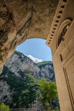 Valadier Tapınağı, mimar Giuseppe Valadier tarafından tasarlanan Papa XII. Leo 'nun emriyle 1828 yılında devasa bir mağaranın yanına inşa edilmiştir..