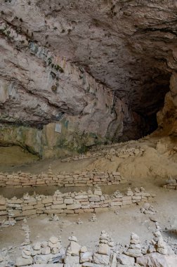 Valadier Tapınağı, mimar Giuseppe Valadier tarafından tasarlanan Papa XII. Leo 'nun emriyle 1828 yılında devasa bir mağaranın yanına inşa edilmiştir..