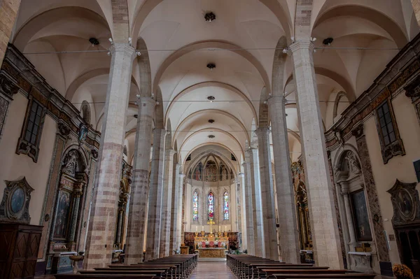 San Francesco Kilisesi, Gubbio 'da 13. yüzyılın ikinci yarısında inşa edilmiş dini bir binadır. Dış dünya Gotik maymununu muhafaza ediyor ve çan kulesi onun yanında duruyor..
