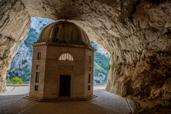 Valadier Tapınağı, mimar Giuseppe Valadier tarafından tasarlanan Papa XII. Leo 'nun emriyle 1828 yılında devasa bir mağaranın yanına inşa edilmiştir..