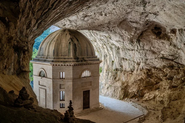 Valadier Tapınağı, mimar Giuseppe Valadier tarafından tasarlanan Papa XII. Leo 'nun emriyle 1828 yılında devasa bir mağaranın yanına inşa edilmiştir..