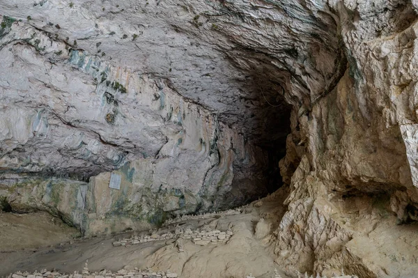 Valadier Tapınağı, mimar Giuseppe Valadier tarafından tasarlanan Papa XII. Leo 'nun emriyle 1828 yılında devasa bir mağaranın yanına inşa edilmiştir..