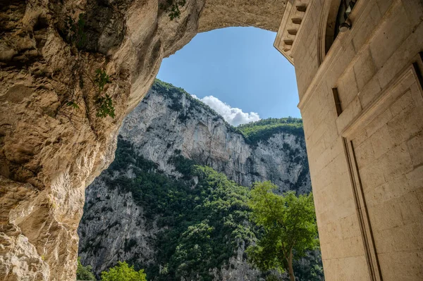 Valadier Tapınağı, mimar Giuseppe Valadier tarafından tasarlanan Papa XII. Leo 'nun emriyle 1828 yılında devasa bir mağaranın yanına inşa edilmiştir..